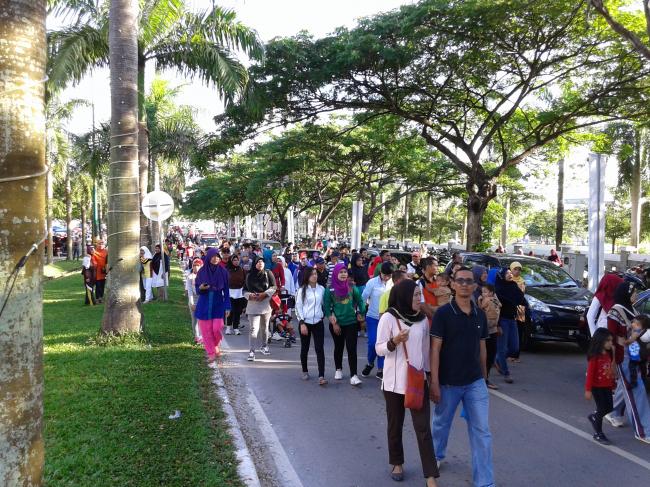 Enggan Jalan Sehat, Warga Lebih Memilih Incar Hadiahnya
